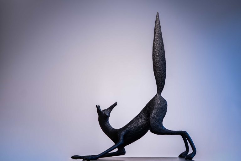 Cette version monumentale d’un renard étonné, avec ses volumes imposants et ses textures précises, amplifie la présence de l’œuvre.