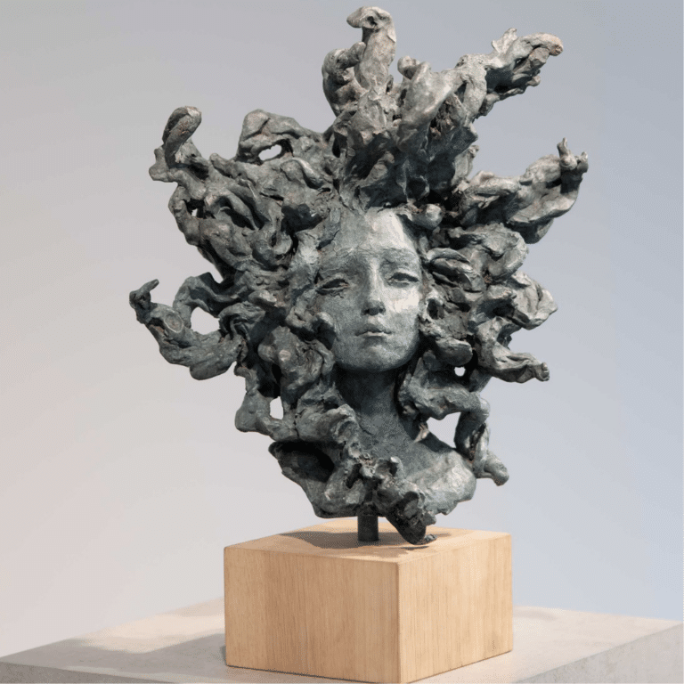 Soleil, un portrait sculpté tient son nom de la chevelure rayonnante du personnage. En effet, ses épaisses boucles ornent son visage. Sur un socle en bois, une jeune femme nous regarde, la bouche pincée, le nez fin.