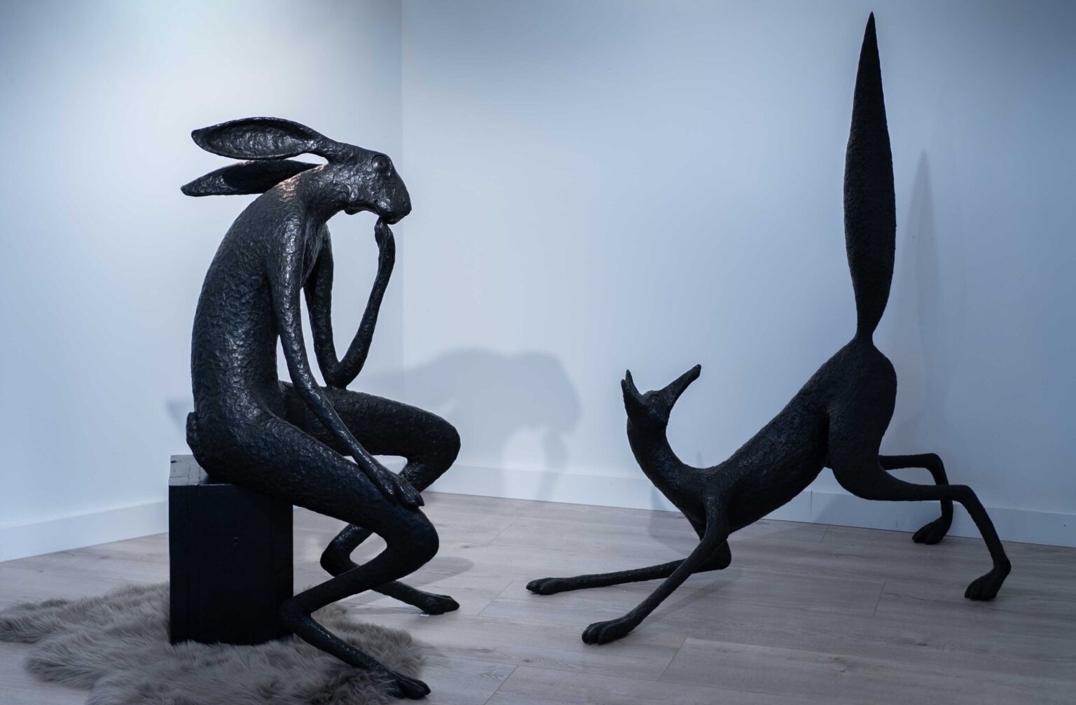 Cette sculpture en bronze à patine noire représente un lapin assis sur ses pattes arrière, dans un style figuratif et humoristique. Il semble réfléchir profondément, comme le « Penseur » de Rodin.