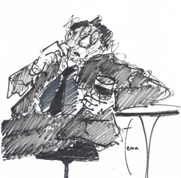 Un homme assis, au visage ridé, semble perdu dans ses pensées. Sa posture, accoudé à une table renforce cette impression.