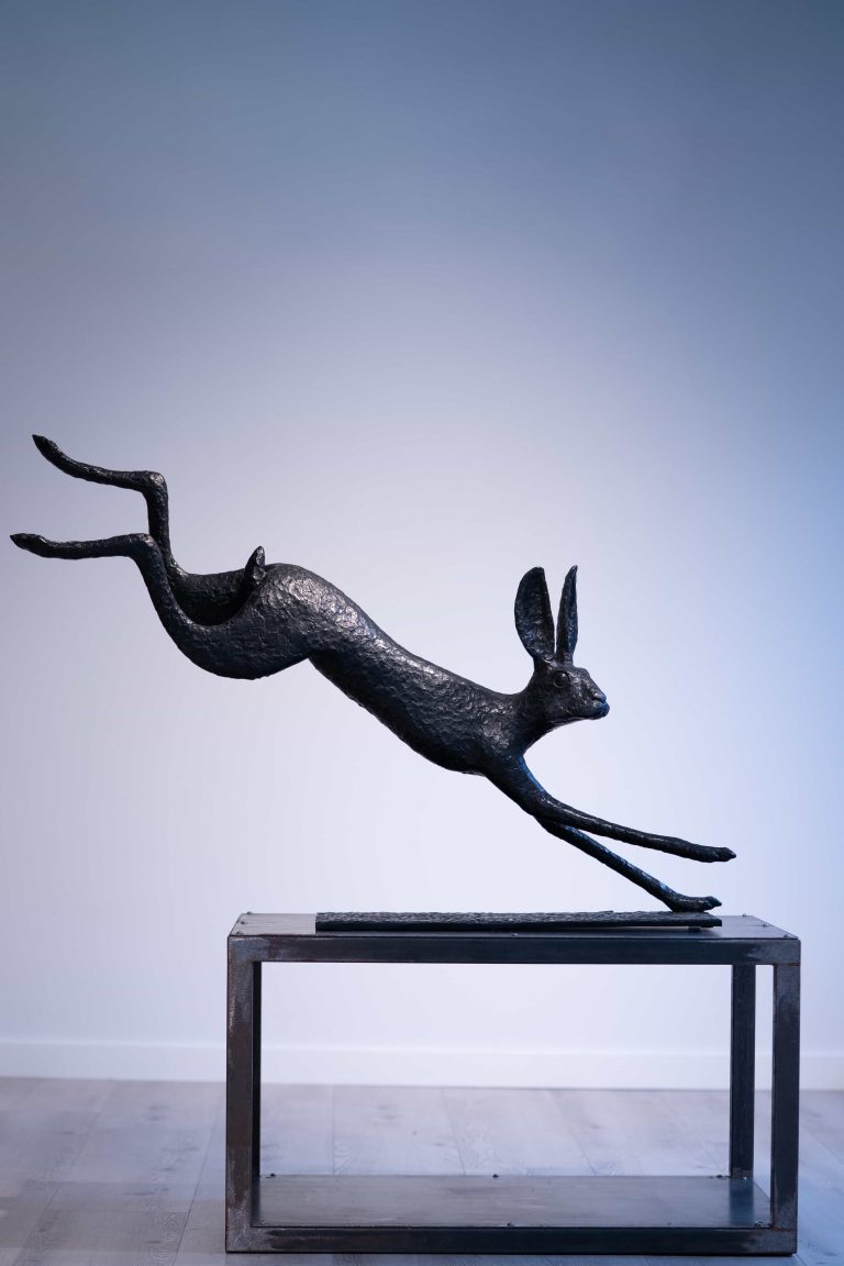 Une foulée souple et tranquille, presque joyeuse. Cette sculpture longue et rythmée insuffle du mouvement dans tout espace où elle est exposée.
