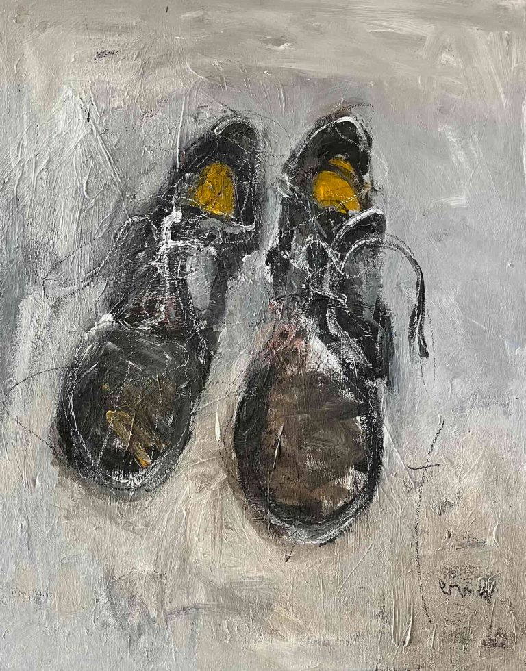 TERRA - Souvenir de vacances - Technique mixte sur toile - 92 x 73 cm. Cette toile représente une paire de chaussure sur un fond sobre.
