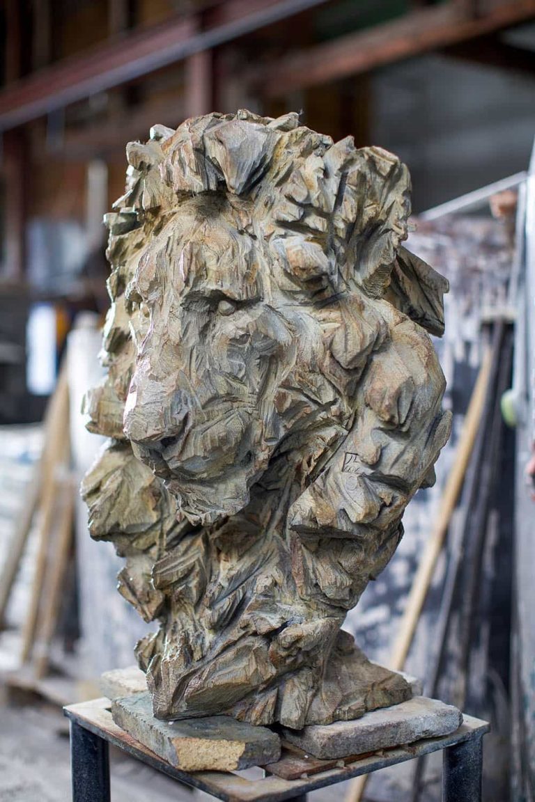 L’œuvre du sculpteur Jürgen Lingl se distingue par ses sculptures animalières en bronze et en bois, qui sont à la fois impressionnantes et majestueuses. L’artiste démontre une grande dextérité et maîtrise parfaitement sa technique.