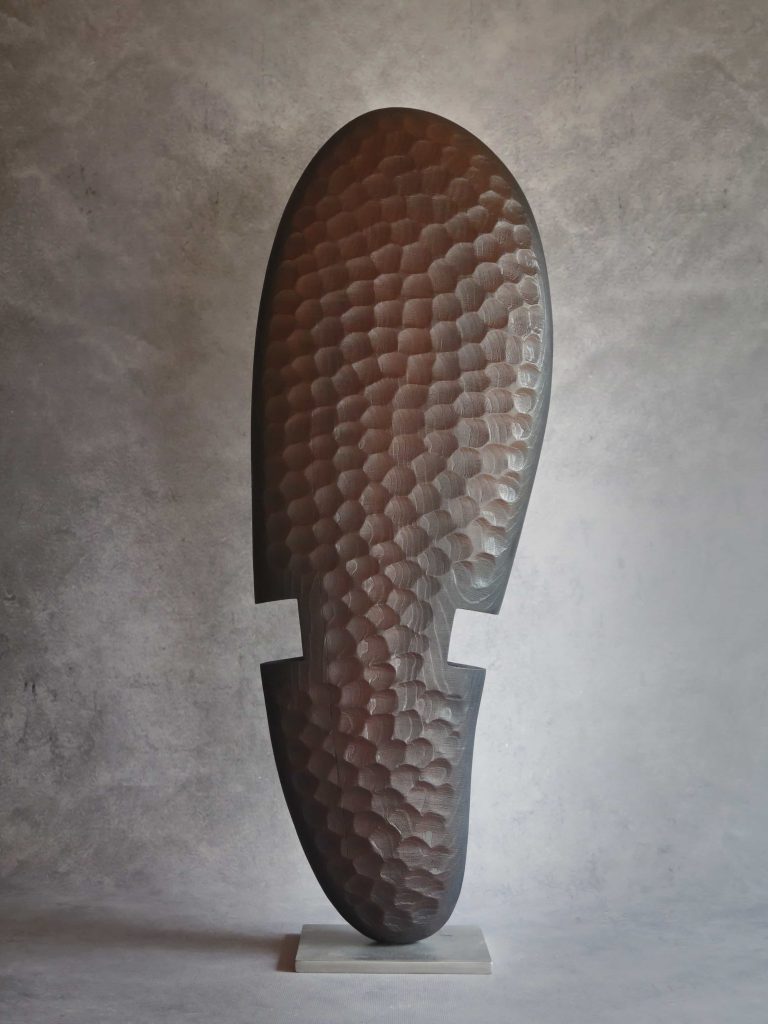 Taillé dans le Frêne, cette oeuvre massive revient aux origines de l'humanité dans une évocation troublante et singulière.