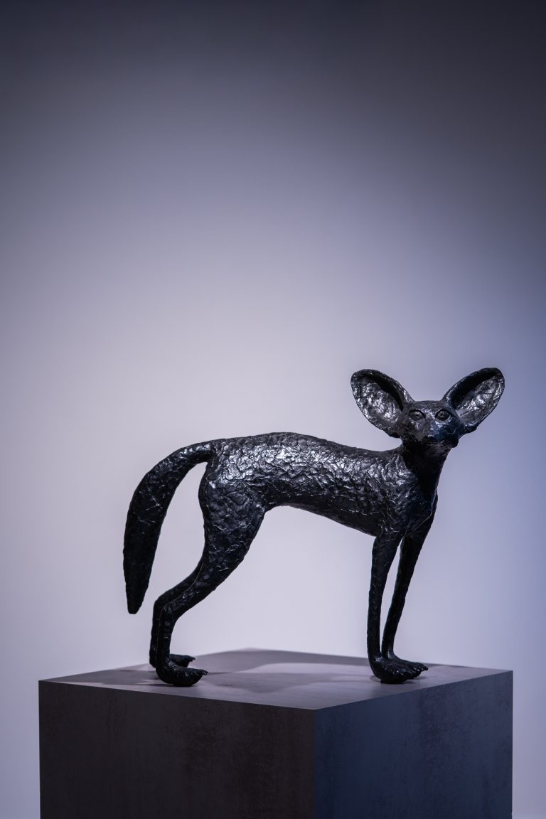 Le petit renard des sables est ici représenté avec finesse et élégance. Les grandes oreilles emblématiques et la posture attentive donnent à la pièce une aura de douceur et de vivacité.