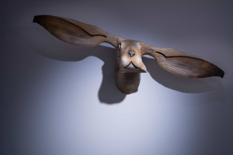 Cette œuvre en bois polychrome, à la fois symbolique et dynamique, évoque un totem contemporain.