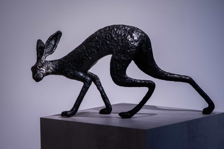 Cette sculpture capture l’essence d’un mouvement suspendu, sa tension dramatique magnifiquement rendue par le bronze. Elle s’intègre parfaitement à un espace recherchant une pièce narrative et expressive.