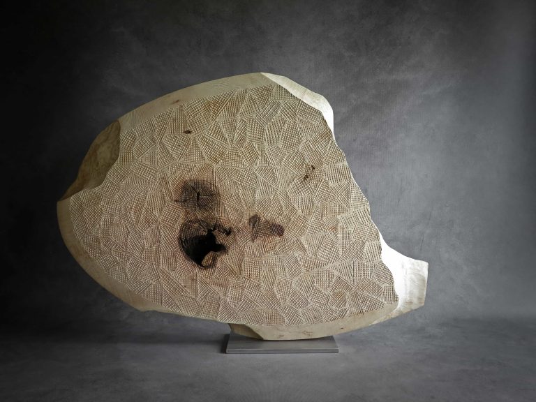 Oeuvre en bois de frêne, à découvrir à Lyon.