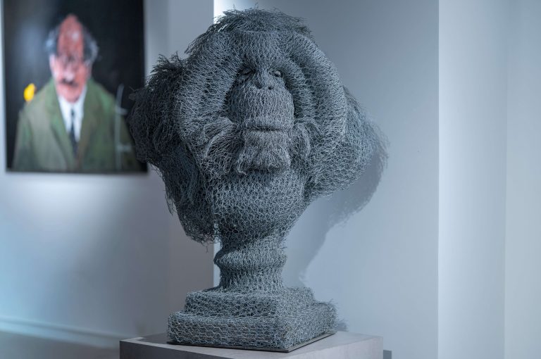 Art animalier qui représente ici en grillage galvanisé un Orang Outan posé sur un piédestal.