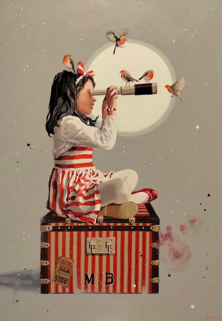 Fille tenant une longue-vue avec ses amis les oiseaux, elle est assise sur une boîte ressemblant à une malle. Le titre de l'oeuvre est une boutade humoristique adressé au spectateur.