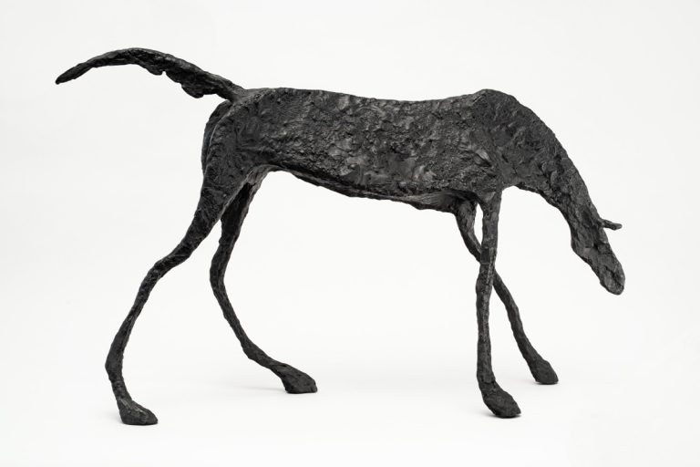 Cheval en bronze, à la patine lustrée noire, de l'artiste sculpteur Pierre Voituriez dans un style certain.