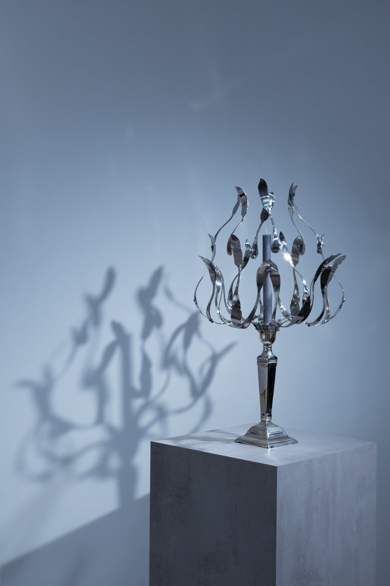 « Buisson ardent sur les dunes », sculpture en argenterie et laiton, déploie un buisson de cuillères scintillantes, évoquant une apparition mystique au cœur d’un désert moderne.