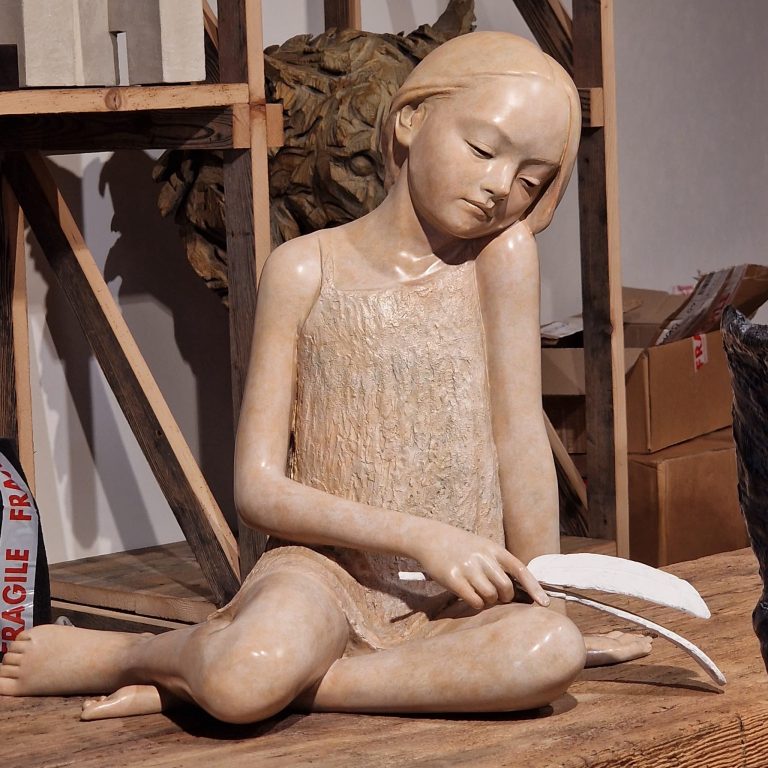 L’œuvre dégage une atmosphère de calme profond, presque méditatif. La jeune figure semble absorbée dans un moment de solitude paisible, détachée du monde extérieur. La douceur des lignes du corps, alliée à une posture vulnérable, évoque l’enfance, la fragilité et l’introspection. Le spectateur est invité à ralentir, à partager ce silence intérieur, comme face à un instant intime rendu visible.