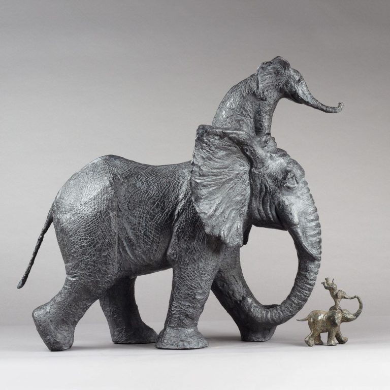 Dans un style animalier mais aux contours enfantins, invitant à la poésie, un éléphant et son petit sur la tête en procession.
