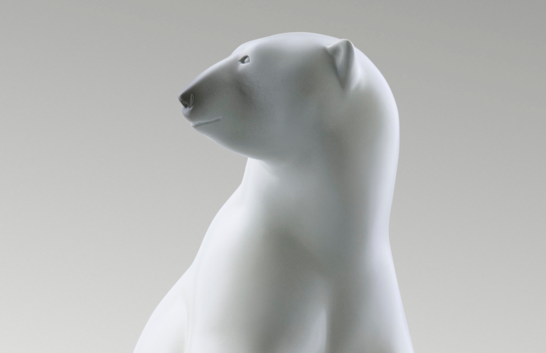 oeuvre de Michel BASSOMPIERRE, ours polaire blanc en bronze, regardant l'horizon