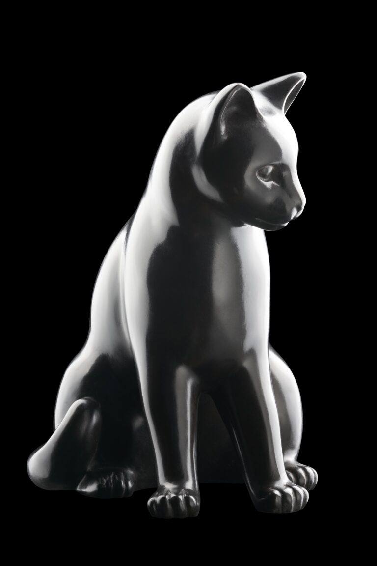 Sculpture de Michel Bassompierre représentant un chat avec une patine noire.
