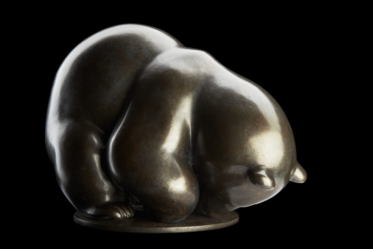 La Provende, mélange pour l'alimentation animal. Sculpture en bronze de Michel Bassompierre figurant un ours entrain de manger, patine dorée et noire.