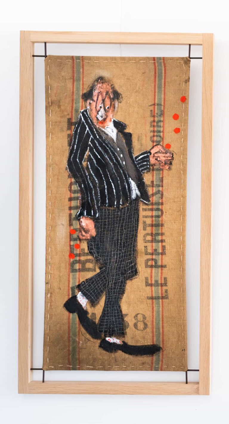Oeuvres en verticalité de l'artiste TERRA, où l'on voit un monsieur en costume tenir des grains de café et les envoyer en l'air, l'oeuvre est peinte sur une toile de lin qui est un sac de grains de café.