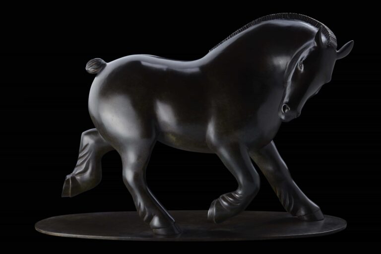 Oeuvre de Michel Bassompierre, cheval au trot. sculpture bronze.