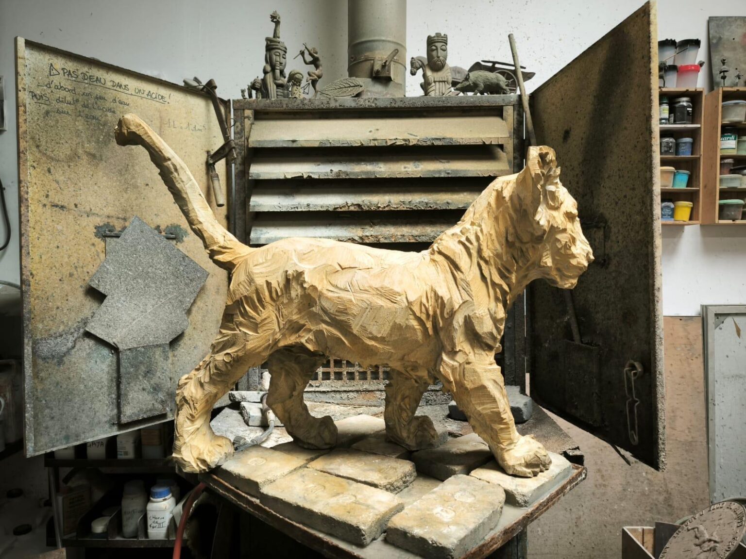 Jürgen Lingl - Oeuvre en bronze d'un lionceau, position fière.