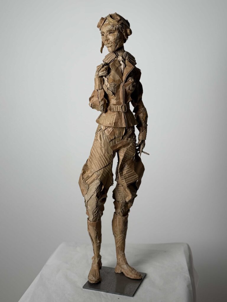 Amelia oeuvre carton olivier Bertrand sur socle