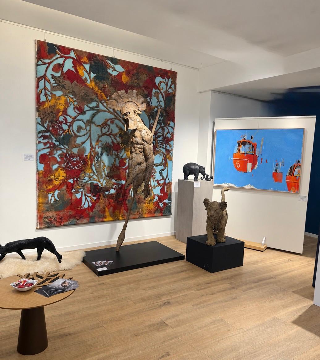 intérieur galerie boutique oeuvres art contemporain bois tableaux